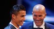 Cristiano Ronaldo se svým trenérem z Realu Madrid Zinedine Zidanem na vyhlášení ankety FIFA v Londýně