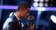 Cristiano Ronaldo krátce poté, co převzal cenu pro nejlepšího hráče světa podle ankety FIFA