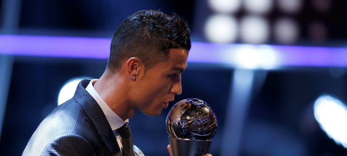 Cristiano Ronaldo krátce poté, co převzal cenu pro nejlepšího hráče světa podle ankety FIFA