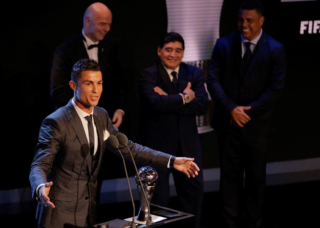 Portugalský útočník Cristiano Ronaldo během slavnostního večera v Londýně, kde převzal cenu pro nejlepšího hráče podle FIFA