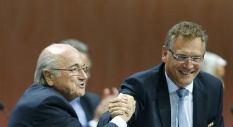 Vyhozený sekretář FIFA Valcke dostal flastr, 12 let nesmí do fotbalu