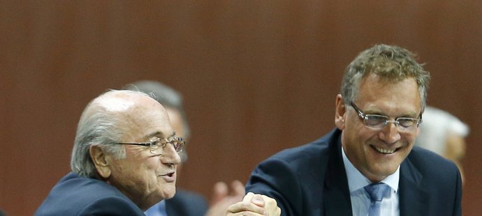 Sepp Blatter (vlevo) a sekretář Jerome Valcke v době, kdy ovládali světový fotbal