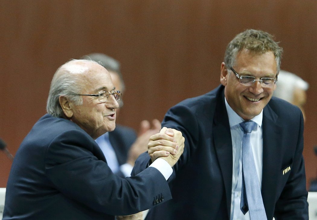 Sepp Blatter (vlevo) a sekretář Jerome Valcke v době, kdy ovládali světový fotbal