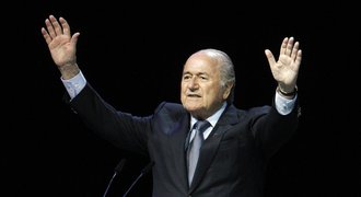 Odstup, jsi totálně mimo! Anglie (nejen) vyzývá Blattera k rezignaci