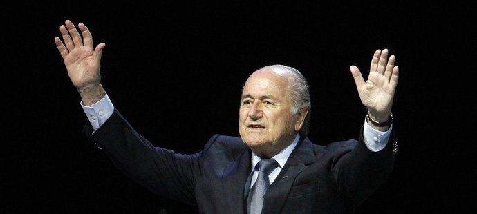 Na Seppa Blattera se po výrocích, kdy zlehčoval problematiku rasismu, snesla vlna kritiky