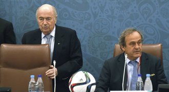 Platini mi vyhrožoval vězením, tvrdí odcházející šéf FIFA Blatter