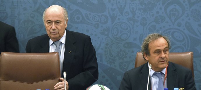 Šéf FIFA Joseph Blatter (vlevo) se vzdá své funkce, ale přitom obvinil prvního muže UEFA Michela Platiniho, že mu vyhrožoval. Blatter měl odstoupit z funkce, jinak mu Platini sliboval vězení.