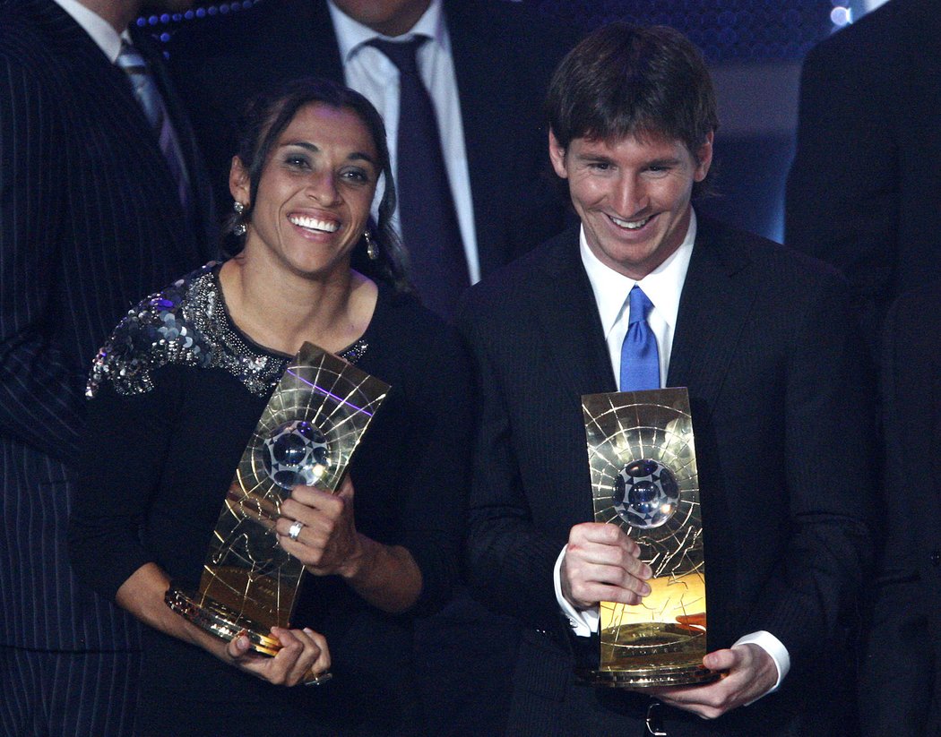 Brazilská fotbalistka Marta (vlevo) a opora Argentiny Lionel Messi