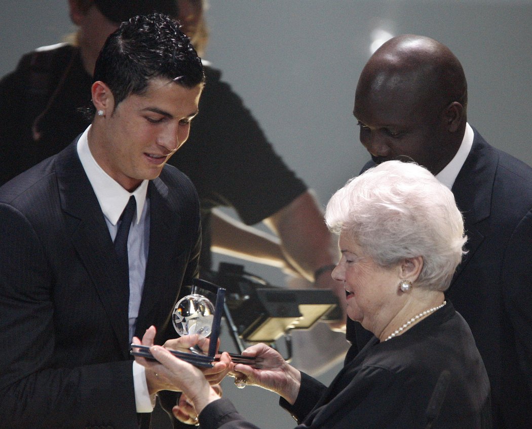 Ronaldo dostává cenu Ference Puskáse