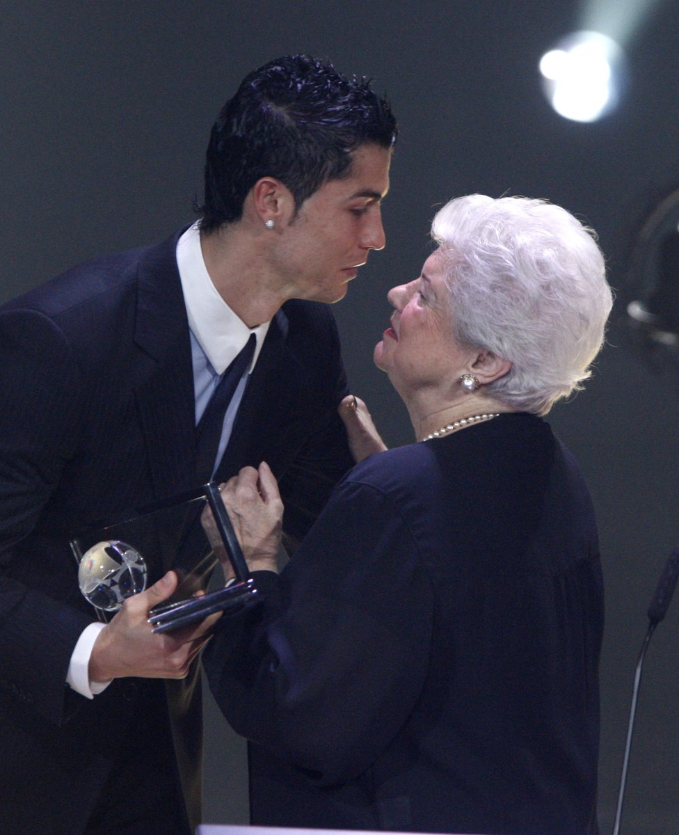 Ronaldo dostává cenu Ference Puskáse... a hubičku!