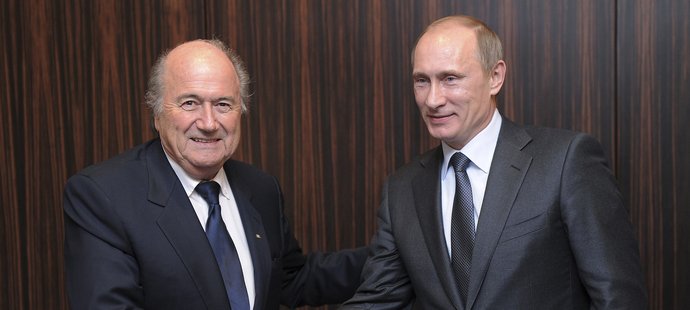 Ruský premiér Vladimir Putin s prezidentem FIFA Seppem Blatterem