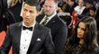 Cristiano Ronaldo s partnerkou Irinou na červeném koberci před vyhlášením Zlatého míče