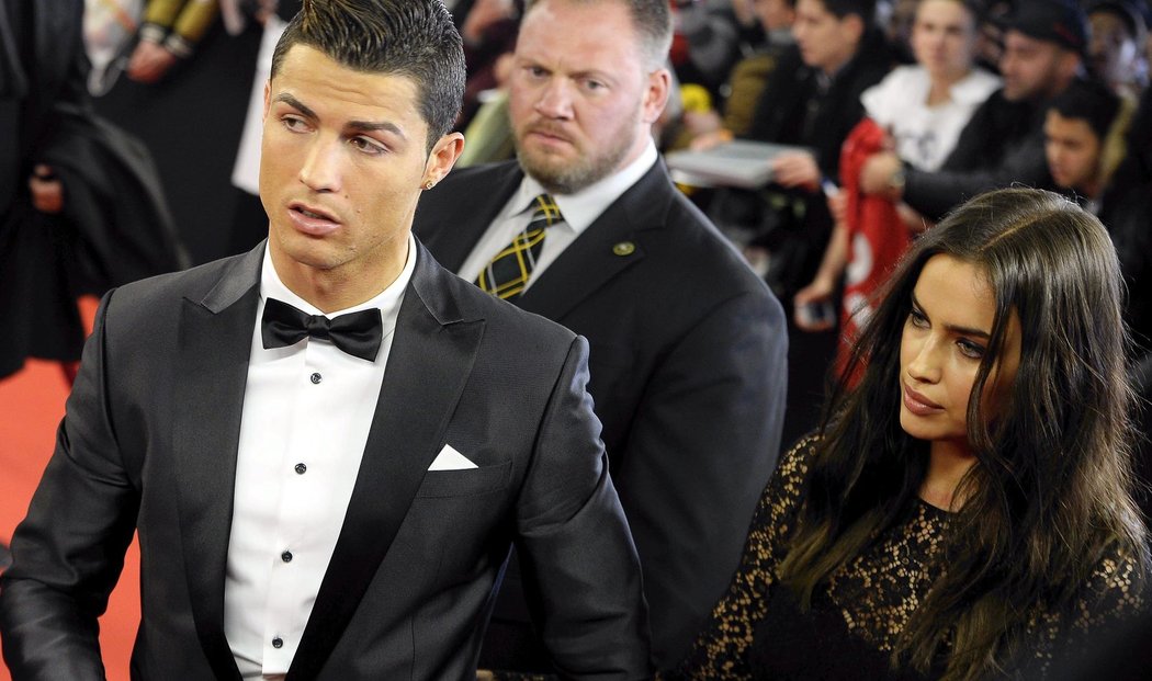 Cristiano Ronaldo s partnerkou Irinou na červeném koberci před vyhlášením Zlatého míče