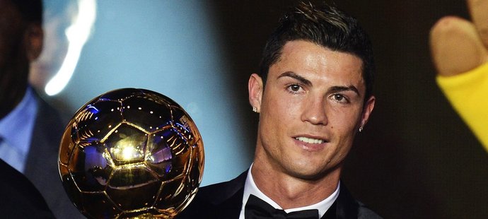 Cristiano Ronaldo pózuje se Zlatým míčem za rok 2013