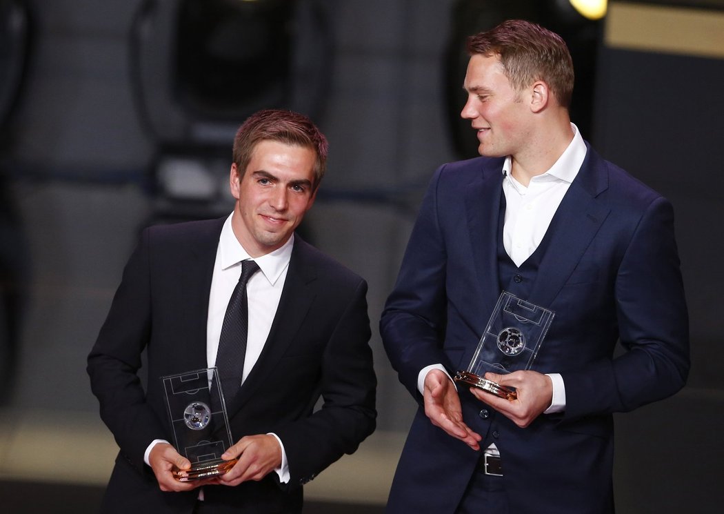 Opory Bayernu Mnichov. Defenzivní jistota Philipp Lahm a brankářská jednička Manuel Neuer se dostali do nejlepší jedenáctky FIFA za rok 2013