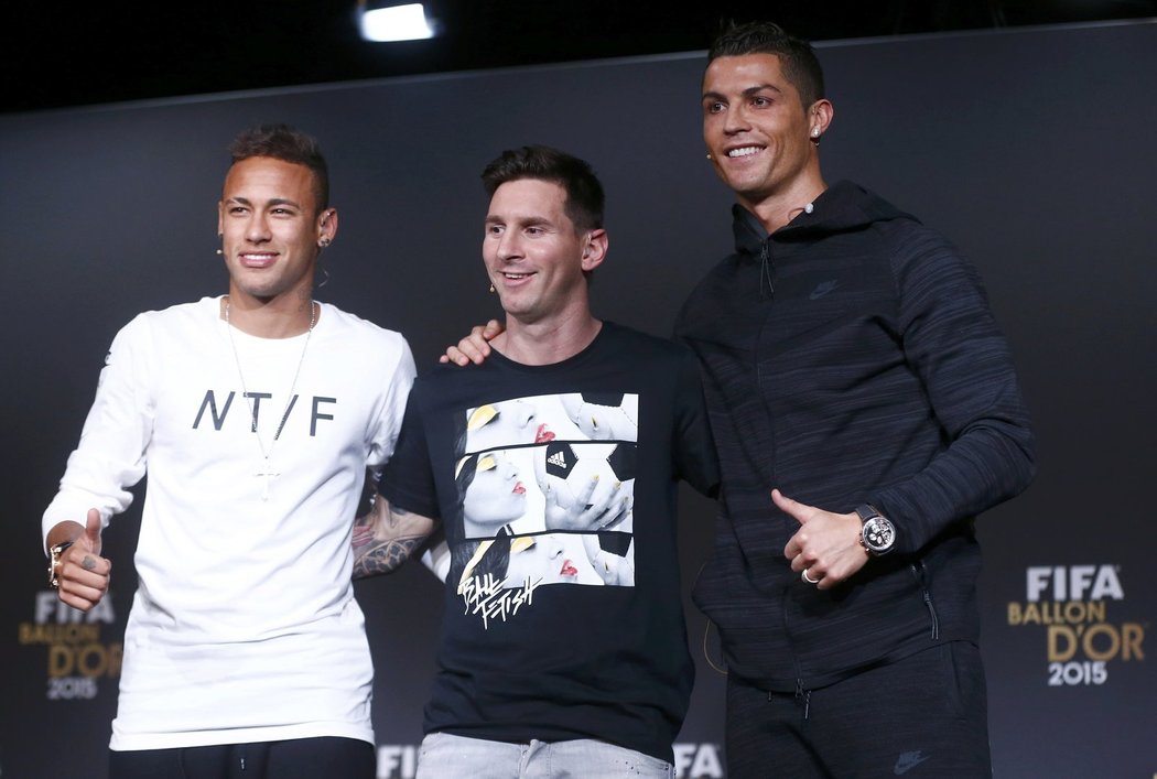 Neymar, Messi a Ronaldo pózují na tiskové konferenci před vyhlášením ankety Zlatý míč