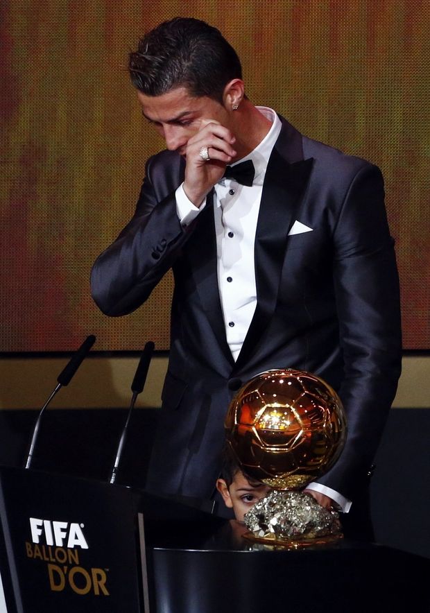 Slzy štěstí. Cristiano Ronaldo získal Zlatý míč pro nejlepšího fotbalistu na světě Slzy štěstí. Cristiano Ronaldo získal Zlatý míč pro nejlepšího fotbalistu na světě