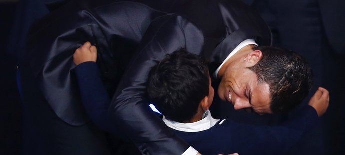 Cristiano Ronaldo se svým malým synkem, také Cristianem. Táta právě vyhrál Zlatý míč!