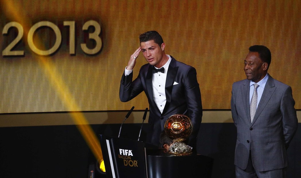 Dvě legendy. Pelé během slavnostního galavečera dostal čestný Zlatý míč za skvělou kariéru, Cristiano Ronaldo za nejlepší výkony roku 2013