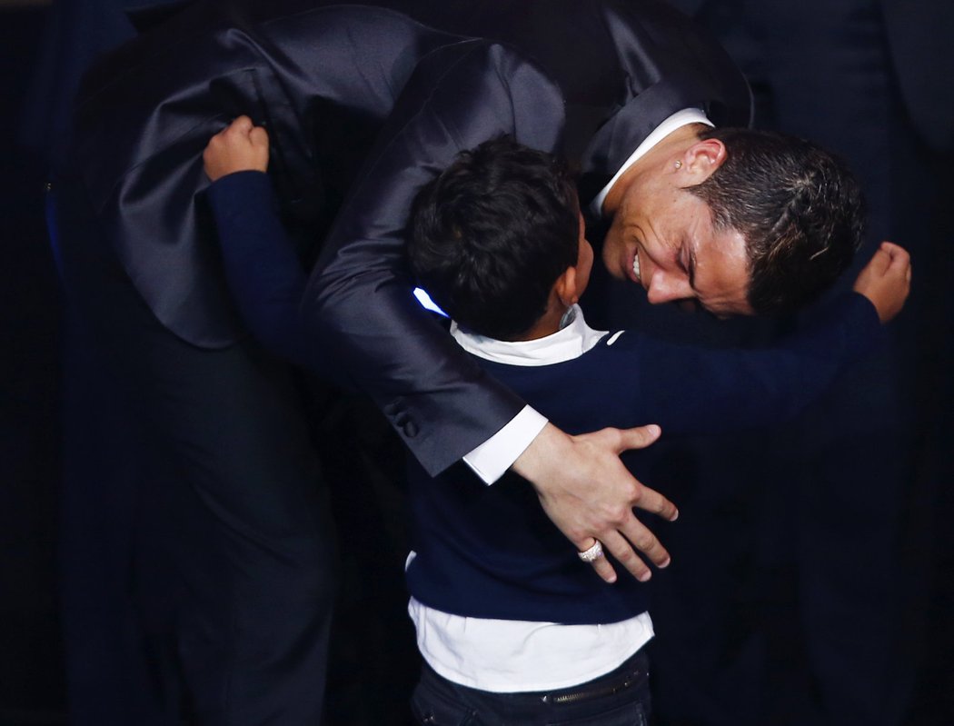 Cristiano Ronaldo se svým malým synkem, také Cristianem. Táta právě vyhrál Zlatý míč!