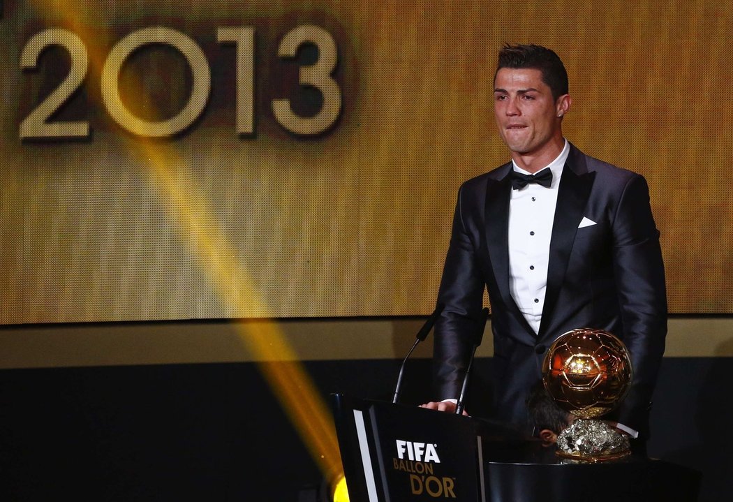 Dojatý Cristiano Ronaldo pronáší děkovnou řeč po zisku Zlatého míče