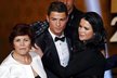 Cristiano Ronaldo s rodinou. Vlevo matka Maria Dolores, vpravo sestra Katia