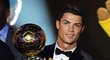 Cristiano Ronaldo pózuje se Zlatým míčem za rok 2013