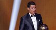 Cristiano a Cristiano. Ten mladší taťkovi pomáhal při přebírání Zlatého míče