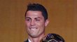 Se slzami v očích i úsměvem na tváři pózoval fotografům nejlepší fotbalista planety Cristiano Ronaldo po zisku Zlatého míče
