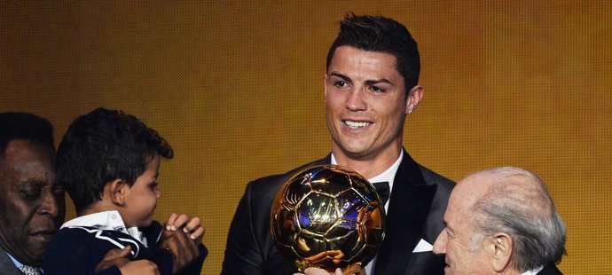 Cristiano Ronaldo, nejlepší fotbalista světa. Mezi prvními gratulanty byl vedle šéfa FIFA Seppa Blattera (vpravo) i Ronaldův maličký syn