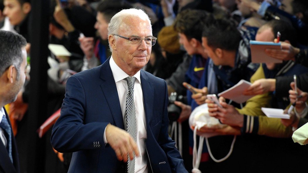 Franz Beckenbauer, ikona německého fotbalu a Bayernu Mnichov, přichází na vyhlášení Zlatého míče