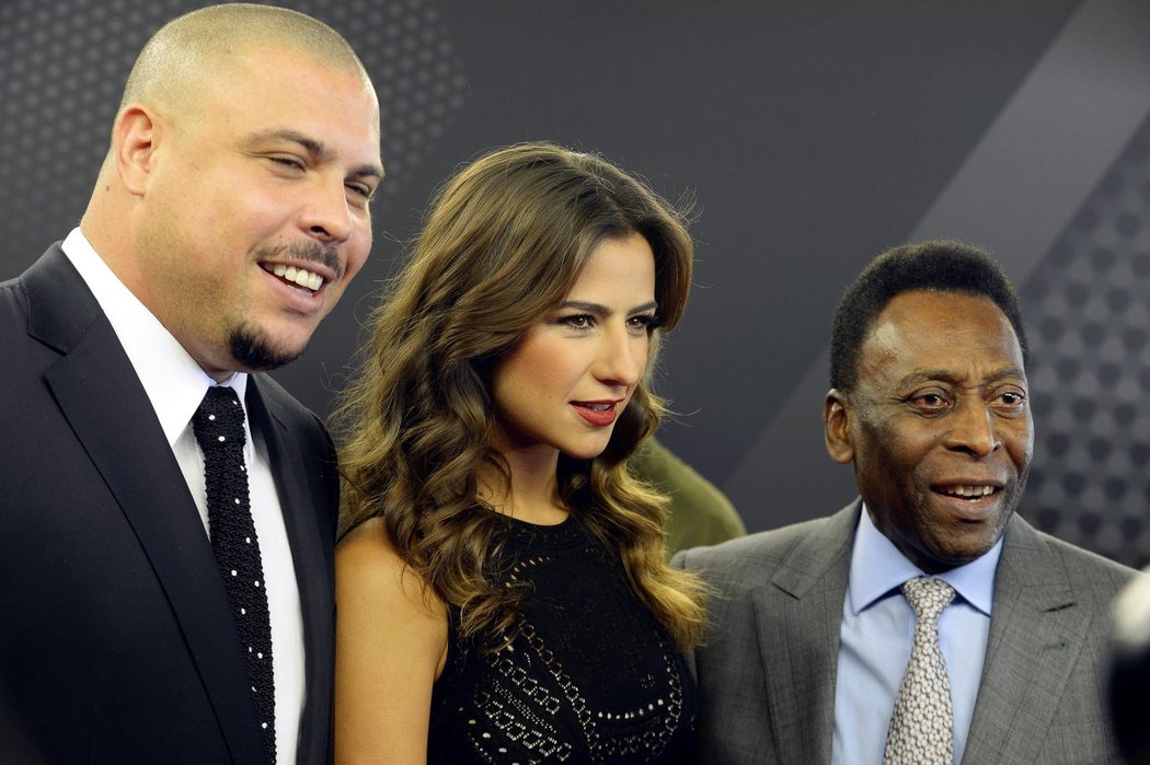 Legendární Brazilec Ronaldo (vlevo) s možná ještě větší fotbalovou ikonou Pelém během slavnostního večera FIFA