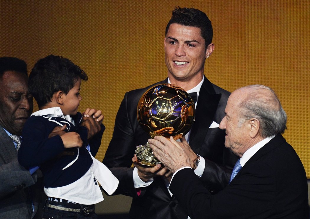 Cristiano Ronaldo, nejlepší fotbalista světa. Mezi prvními gratulanty byl vedle šéfa FIFA Seppa Blattera (vpravo) i Ronaldův maličký syn