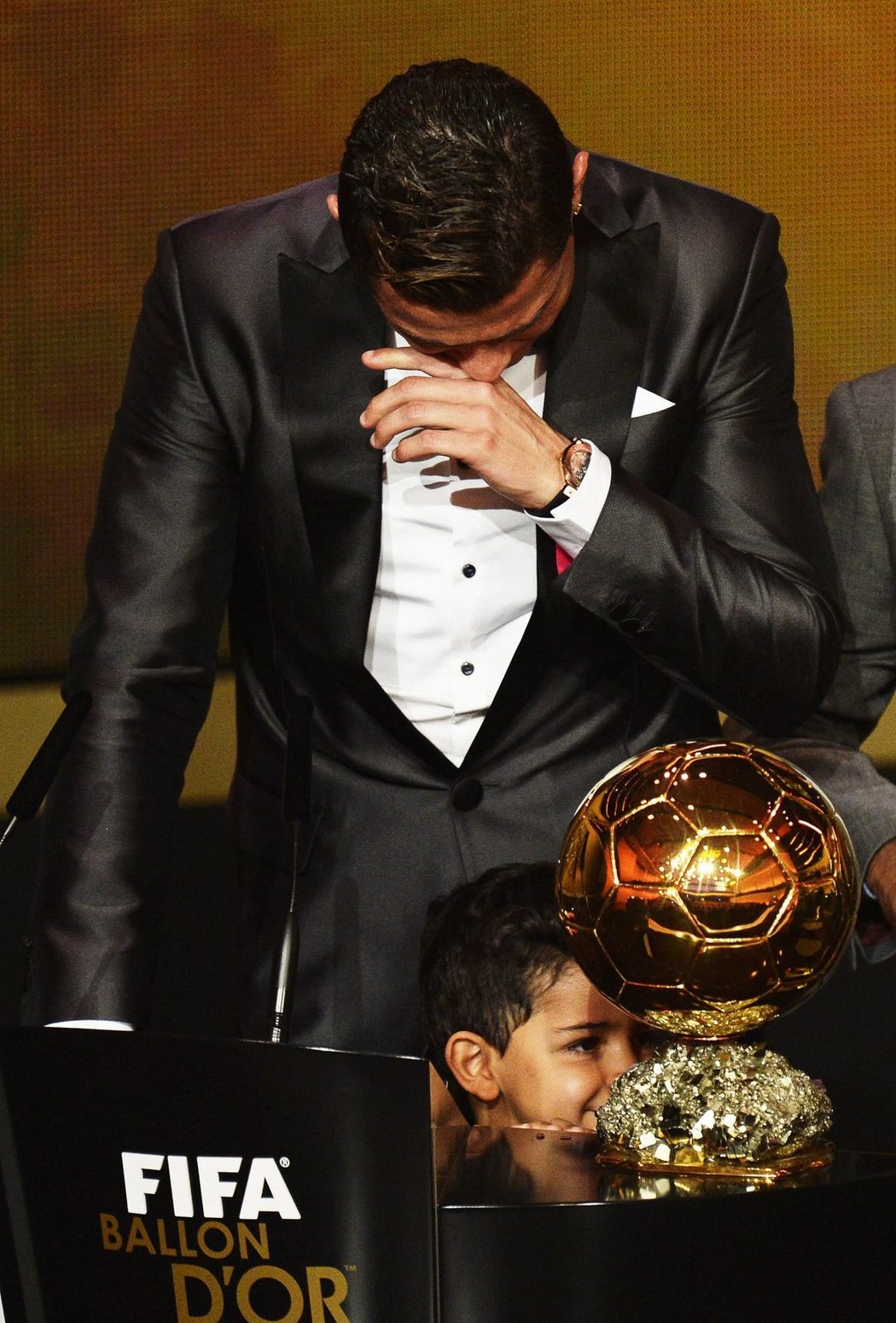 Dostihly ho emoce. Po dlouhých čtyřech letech nadvlády Lionela Messiho se Zlatého míče dočkal i Cristiano Ronaldo