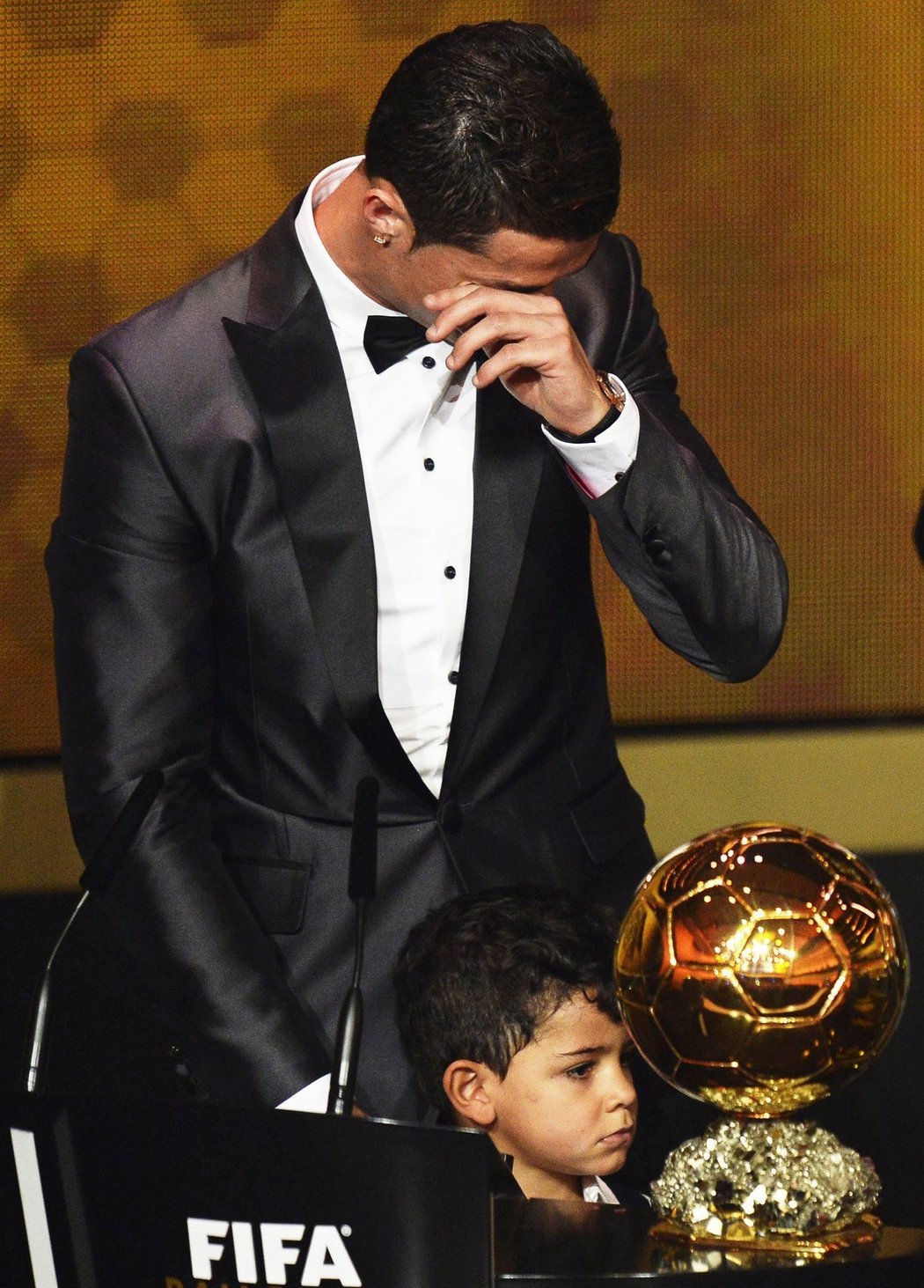 Dojatý Cristiano Ronaldo dostal nejprestižnější fotbalové ocenění: Zlatý míč pro nejlepšího hráče planety. Dočkal se po pěti letech, ve kterých anketzě vládl jeho velký konkurent z Barcelony Lionel Messi.