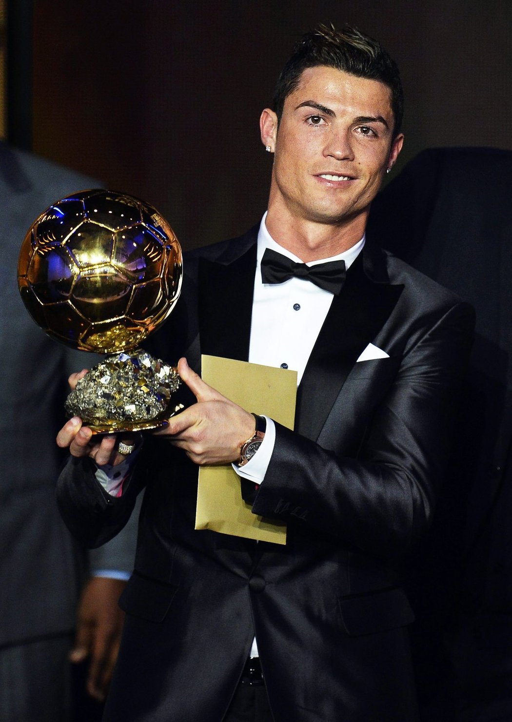 Cristiano je NEJ. Portugalský kanonýr Ronaldo pózuje se Zlatým míčem za rok 2013
