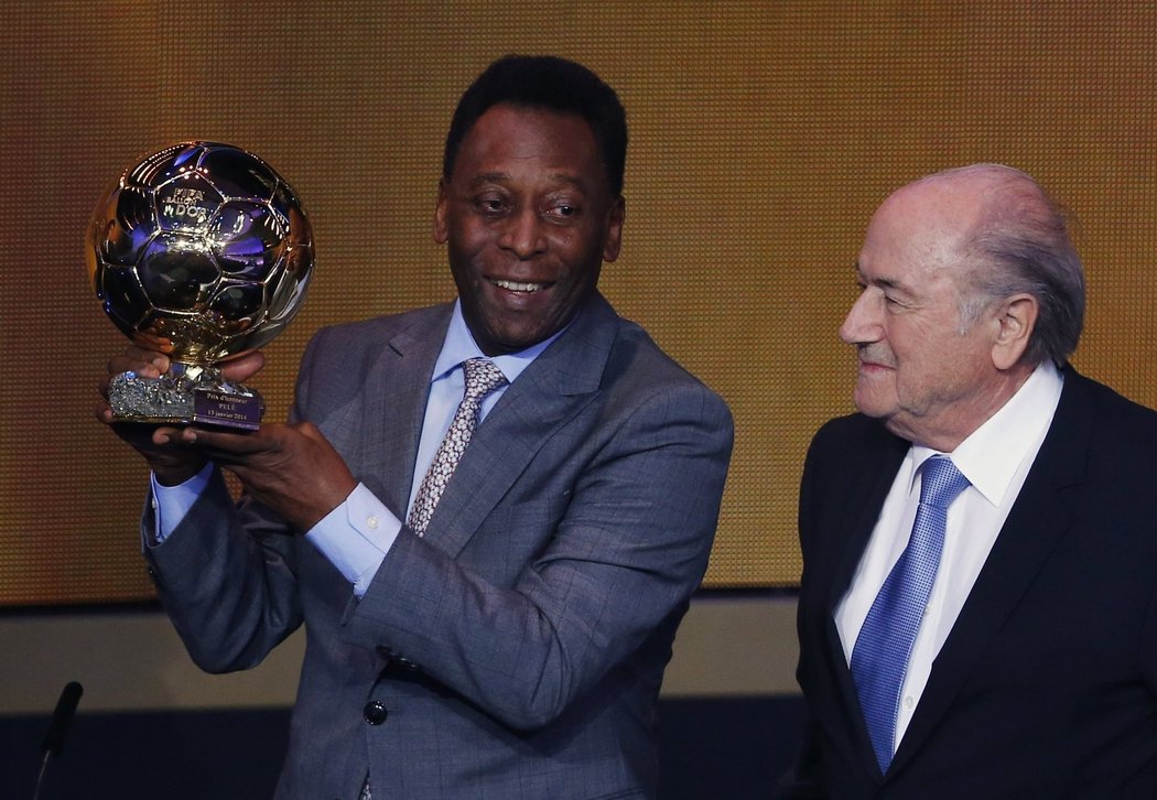 Brazilec Pelé a šéf FIFA Sepp Blatter během slavnostního ceremoniálu v Curychu