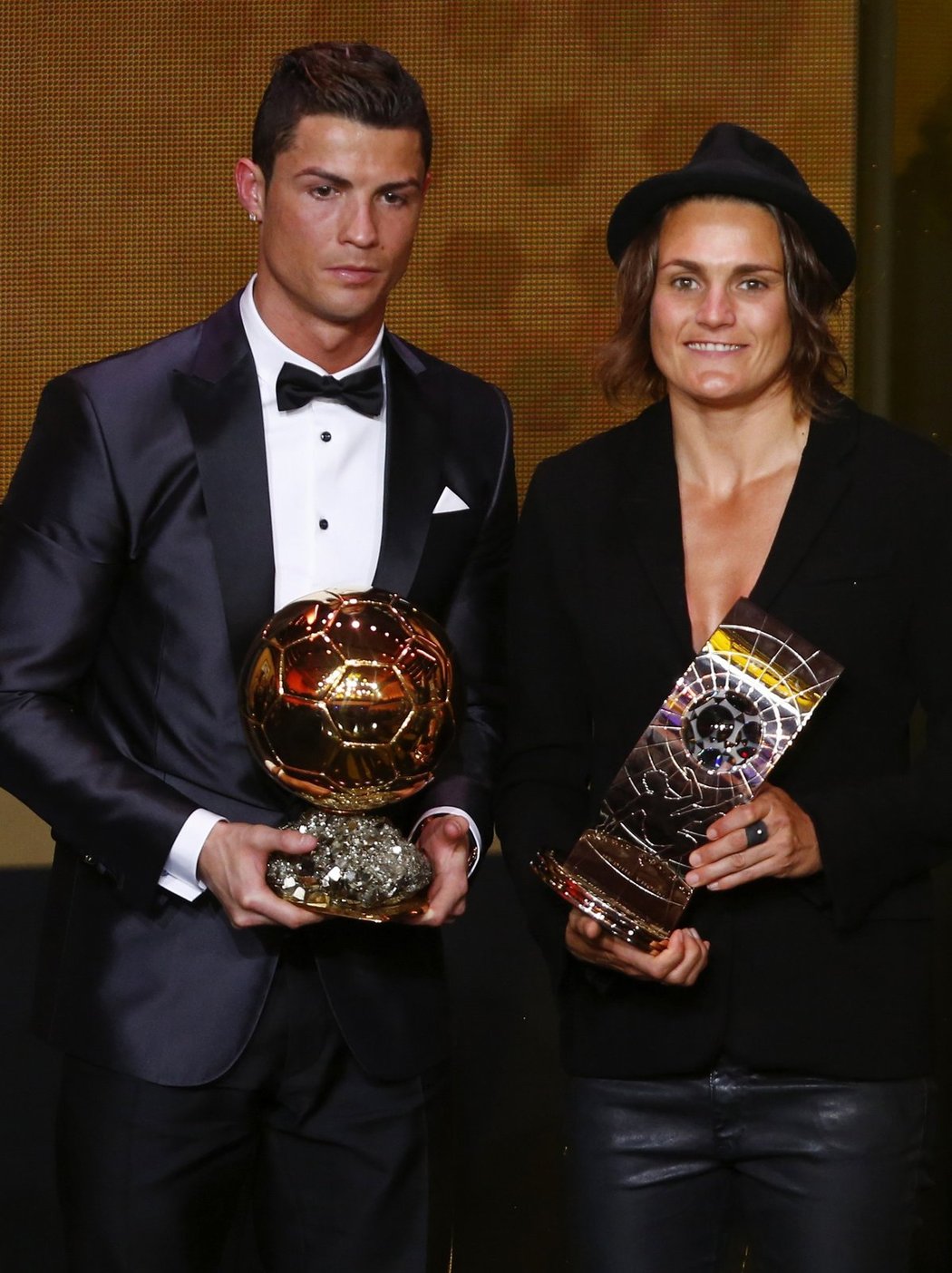 Nejlepší fotbalista a fotbalistka. Cristiano Ronaldo, vítěz Zlatého míče, s německou hráčkou Nadine Angererovou