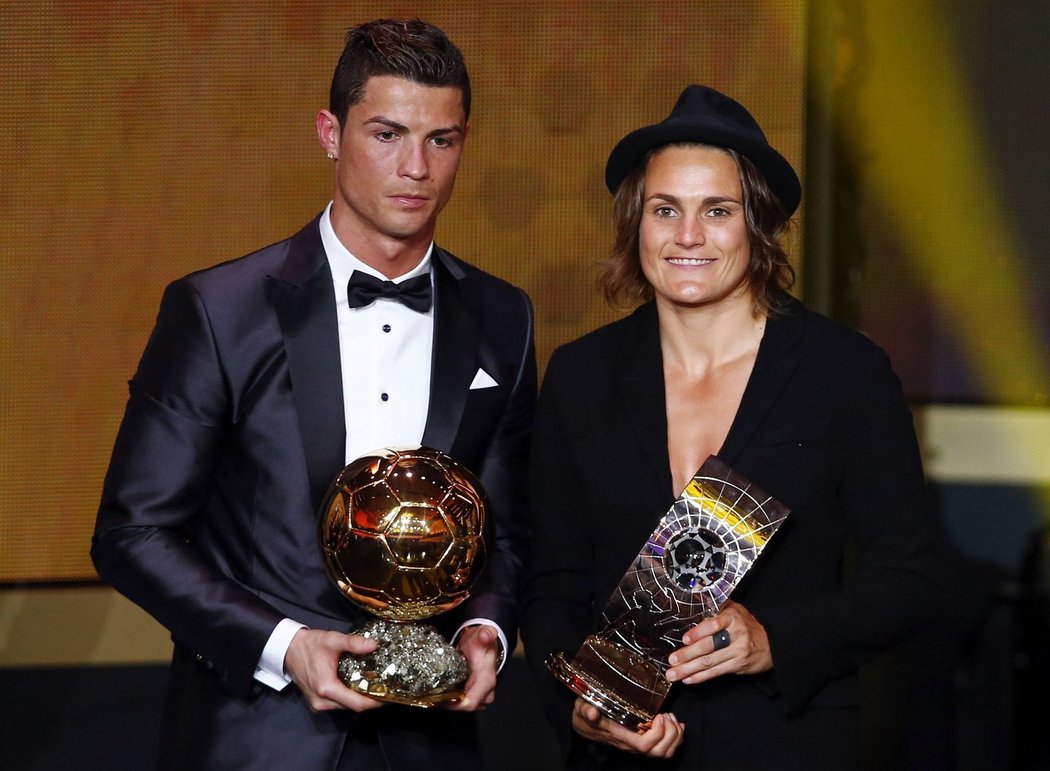 Nejlepší fotbalista a fotbalistka. Cristiano Ronaldo, vítěz Zlatého míče, s německou hráčkou Nadine Angererovou