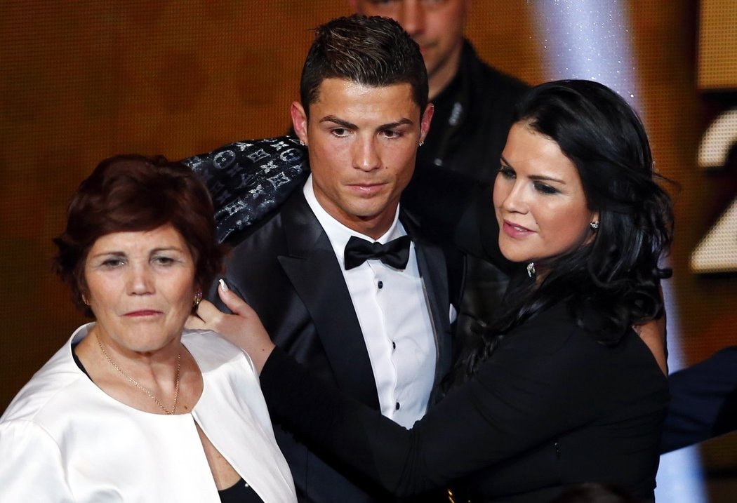 Cristiano Ronaldo s rodinou. Vlevo matka Maria Dolores, vpravo sestra Katia