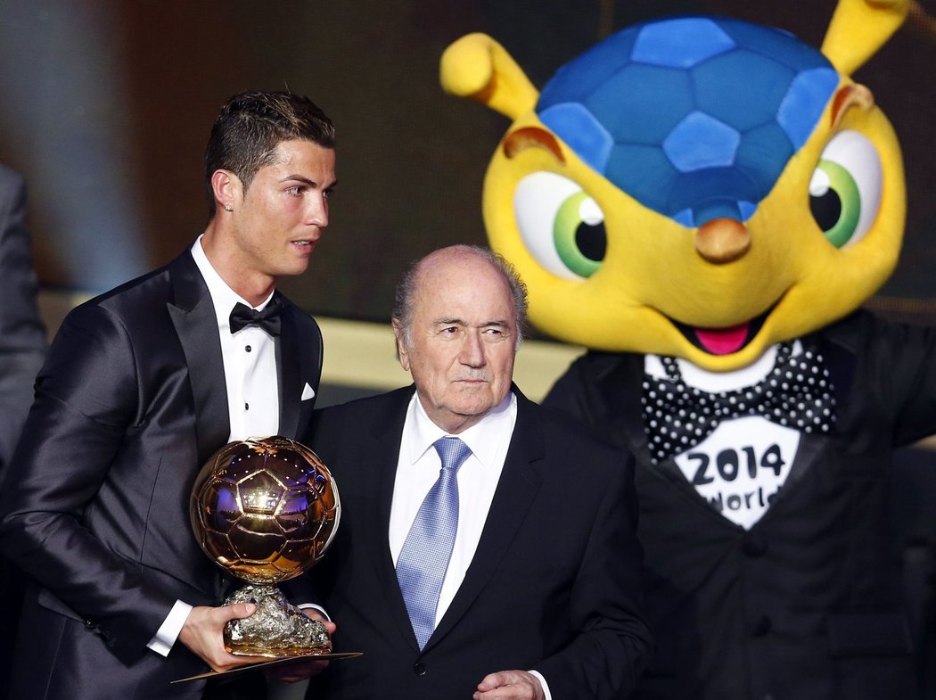 Čerstvý vítěz Zlatého míče Cristiano Ronaldo, po boku šéfa FIFA Seppa Blattera (uprostřed) a maskota MS v Brazílii