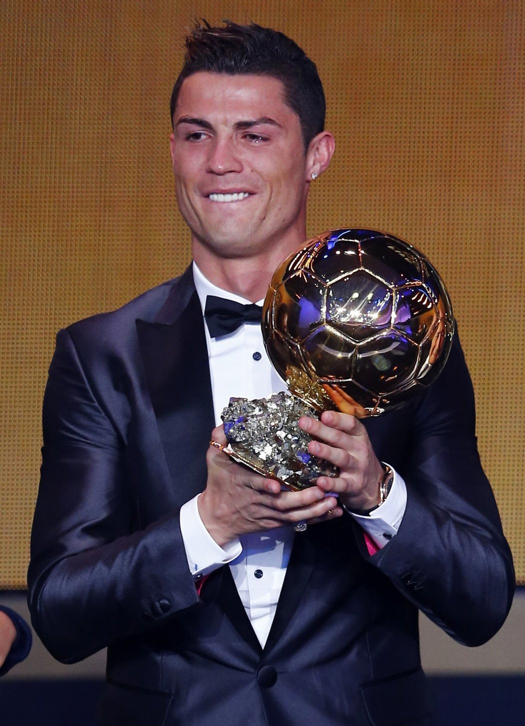 Se slzami v očích i úsměvem na tváři pózoval fotografům nejlepší fotbalista planety Cristiano Ronaldo po zisku Zlatého míče. Nejcennější individuální trofej převzal na slavnostním ceremoniálu v Curychu.
