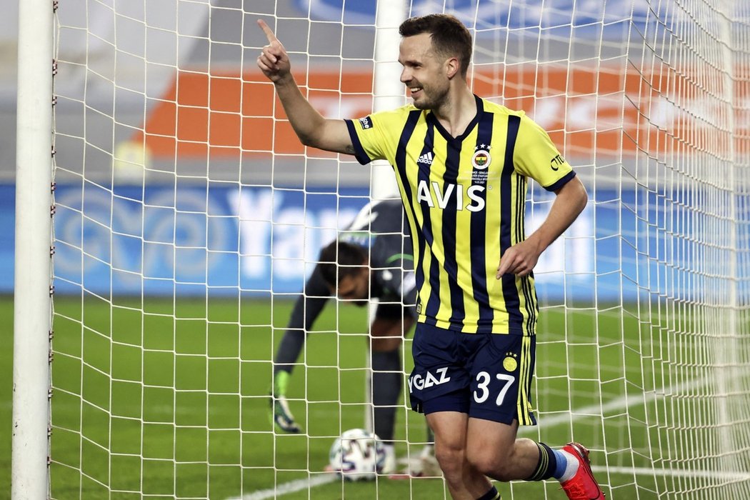 Obránce Filip Novák v dresu Fenerbahce