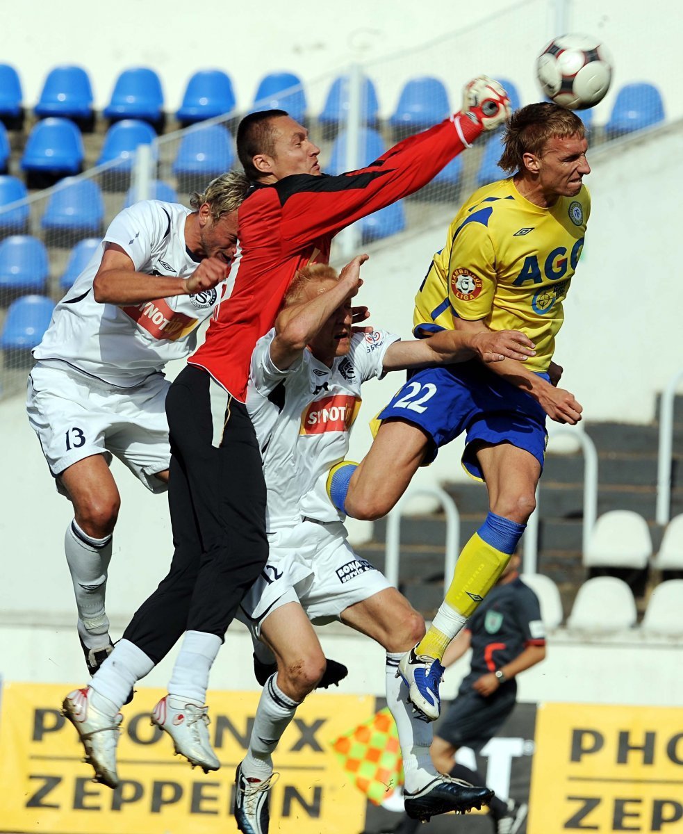 Gólman Slovácka Miroslav Filipko odvrací balón do bezpečí