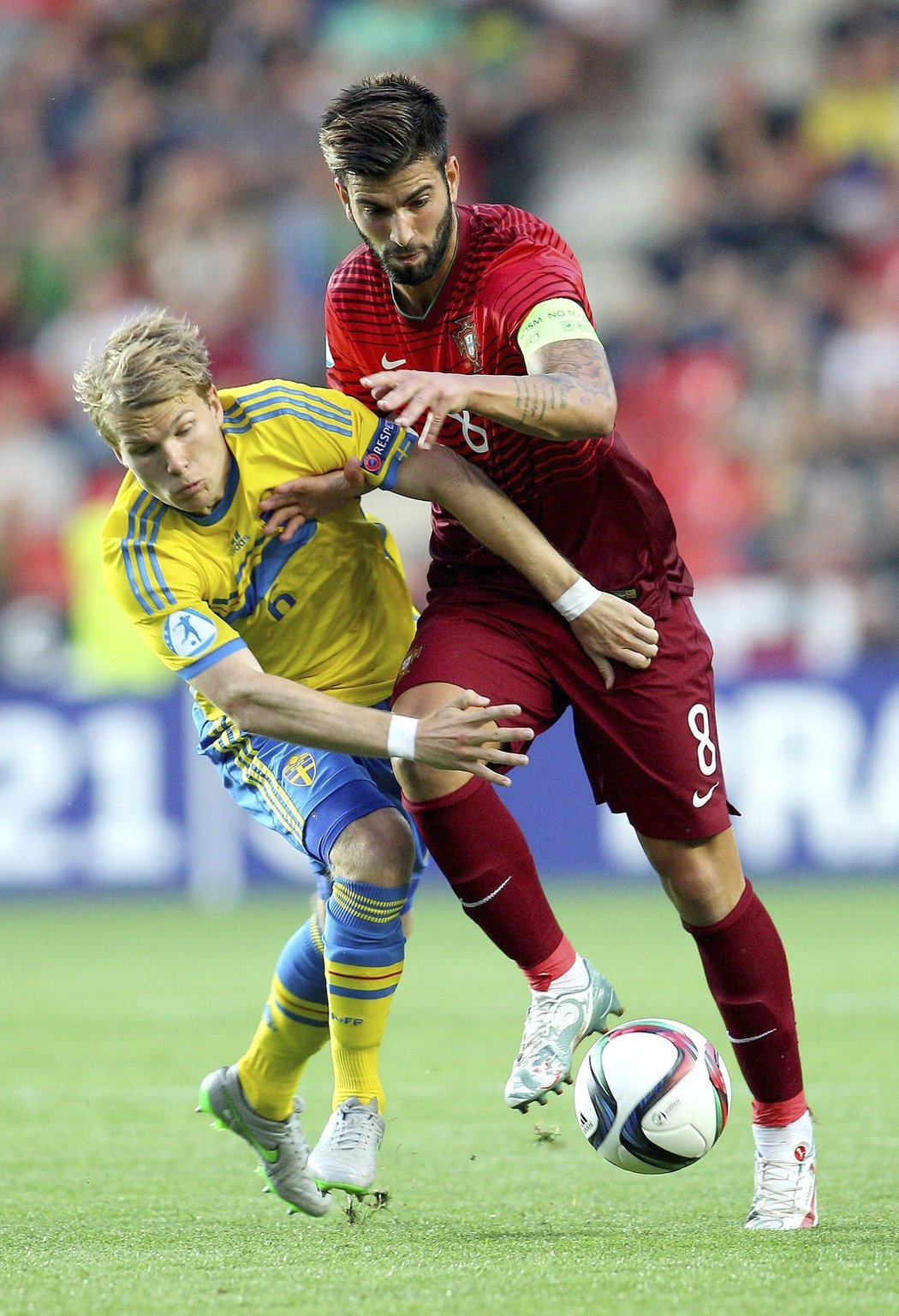 Sergio Oliveira trefil v prvním poločase břevno švédské branky