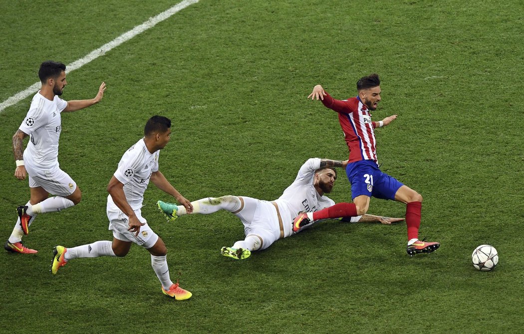 Yannick Carrasco, střelec gólu Atlétika Madrid ve finále Ligy mistrů. Obrana Realu Madrid nestíhala.