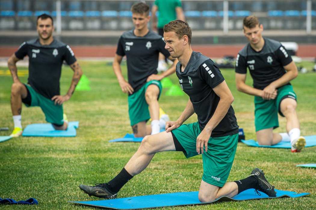 an Chramosta se rozcvičuje na prvním tréninku letní přípravy