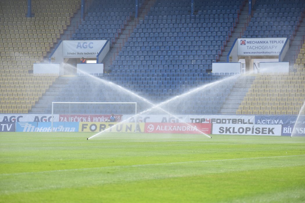 Během příprav se na Stínadlech dokonce muselo kropit, před dohrávkou to obstarala příroda