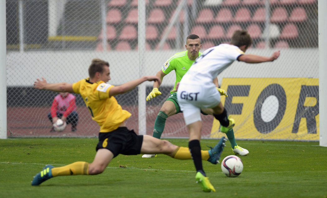 Petr Rothe zasahuje před hradeckým Adamem Vlkanovou