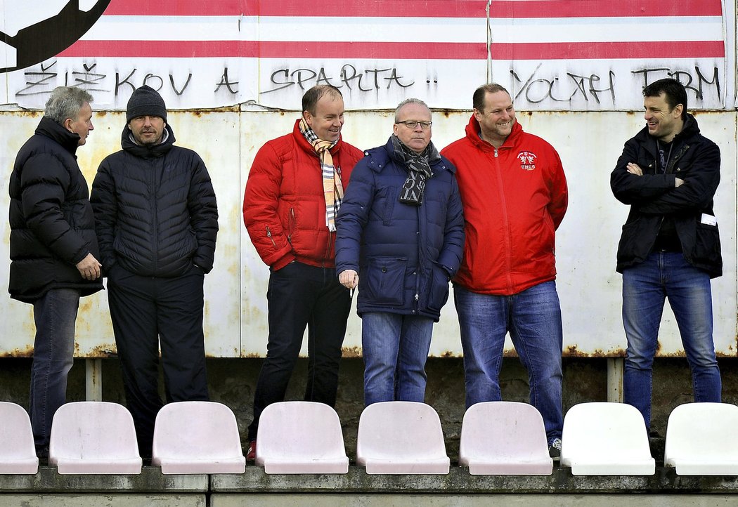 V hledišti se při utkání druhé ligy mezi Vyšehradem a Karvinou sešli třeba Martin Svoboda alias &#34;chřestýš&#34; ze známé kauzy, František Mysliveček z Plzně či trenér Loko Vltavín Radek Kronďák.